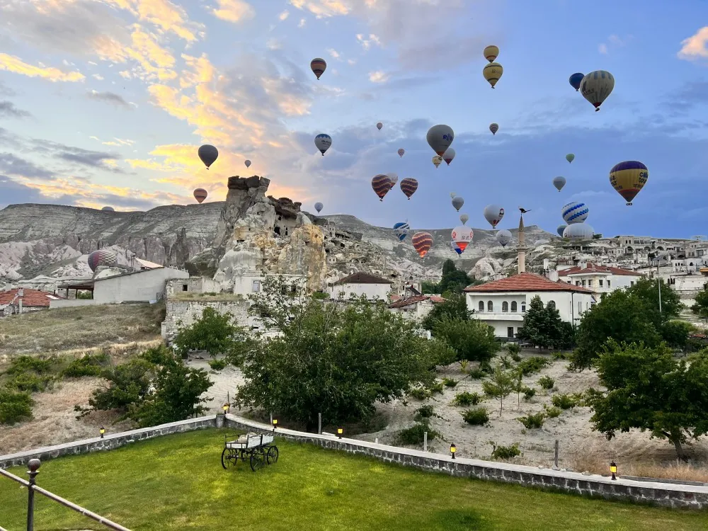 Globos aerostáticos elevándose sobre el castillo de Cavusin