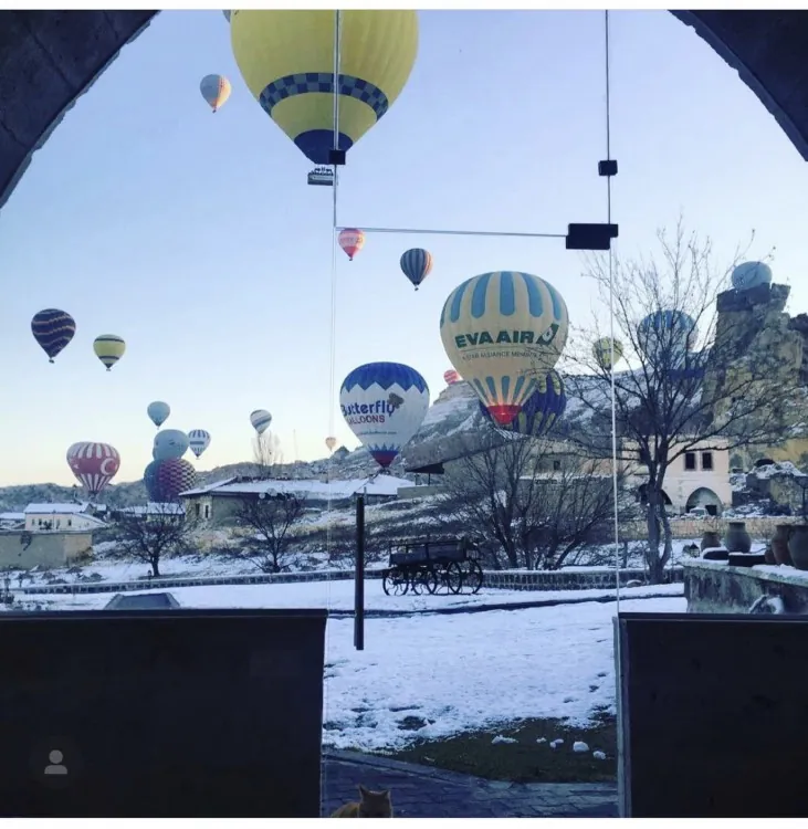10 globos en una mañana nublada desde la terraza