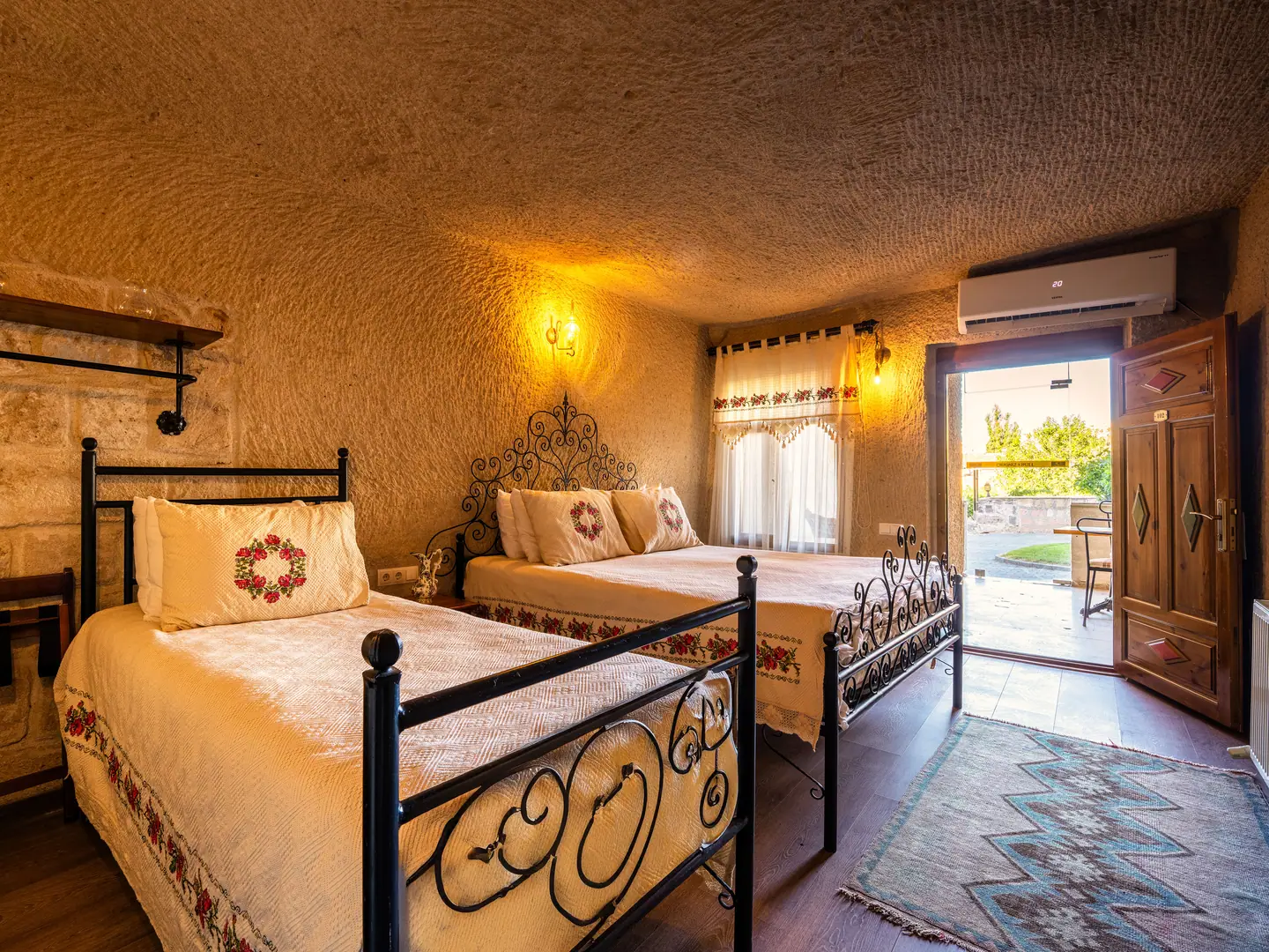Deluxe Cave Suite — Room 102 (3)