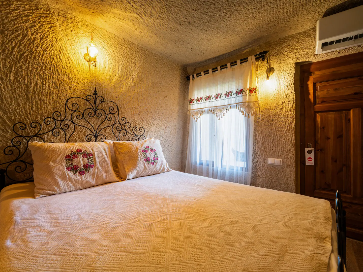 Deluxe Cave Suite — Room 102 (6)