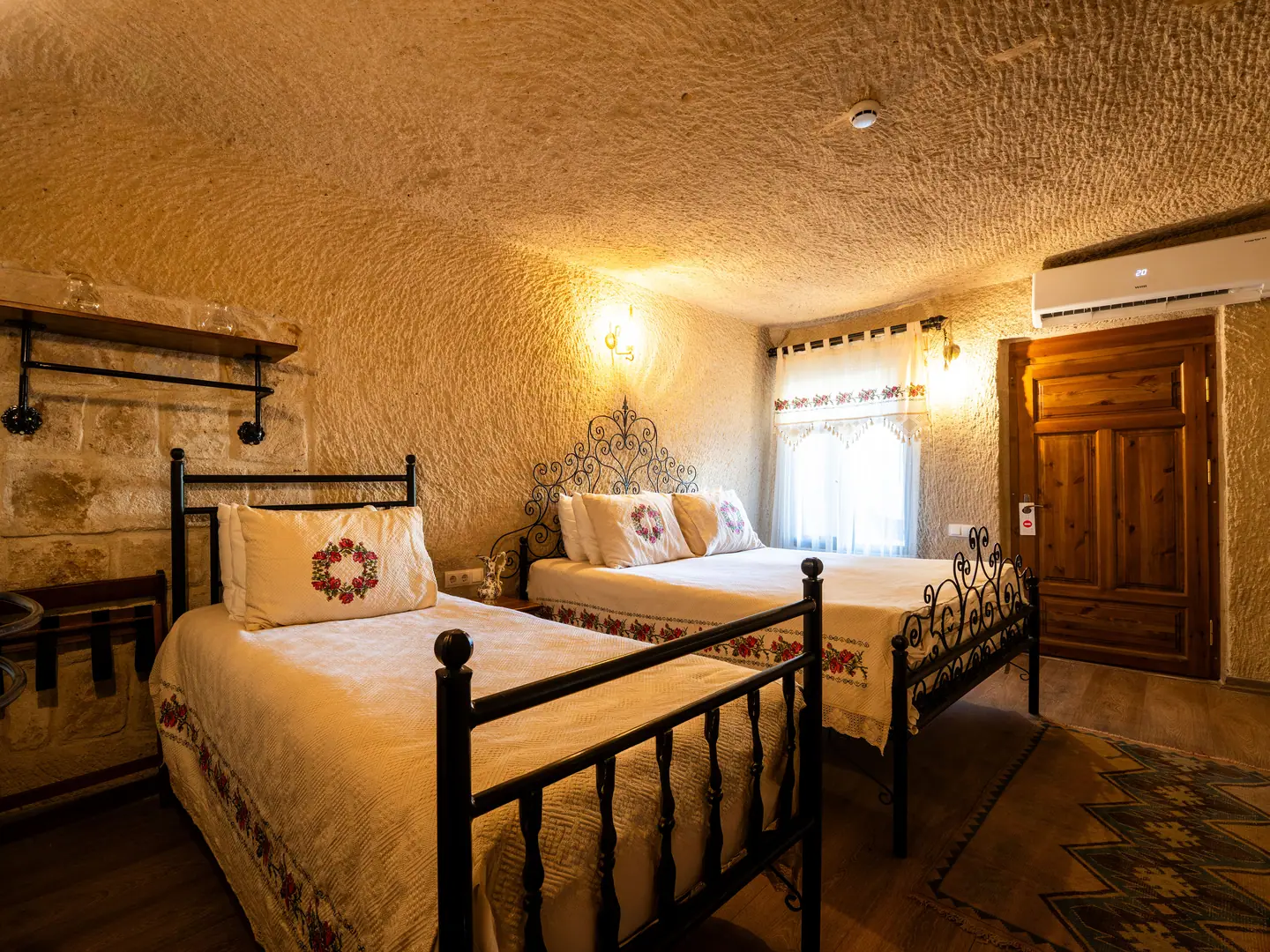 Deluxe Cave Suite — Room 102 (7)
