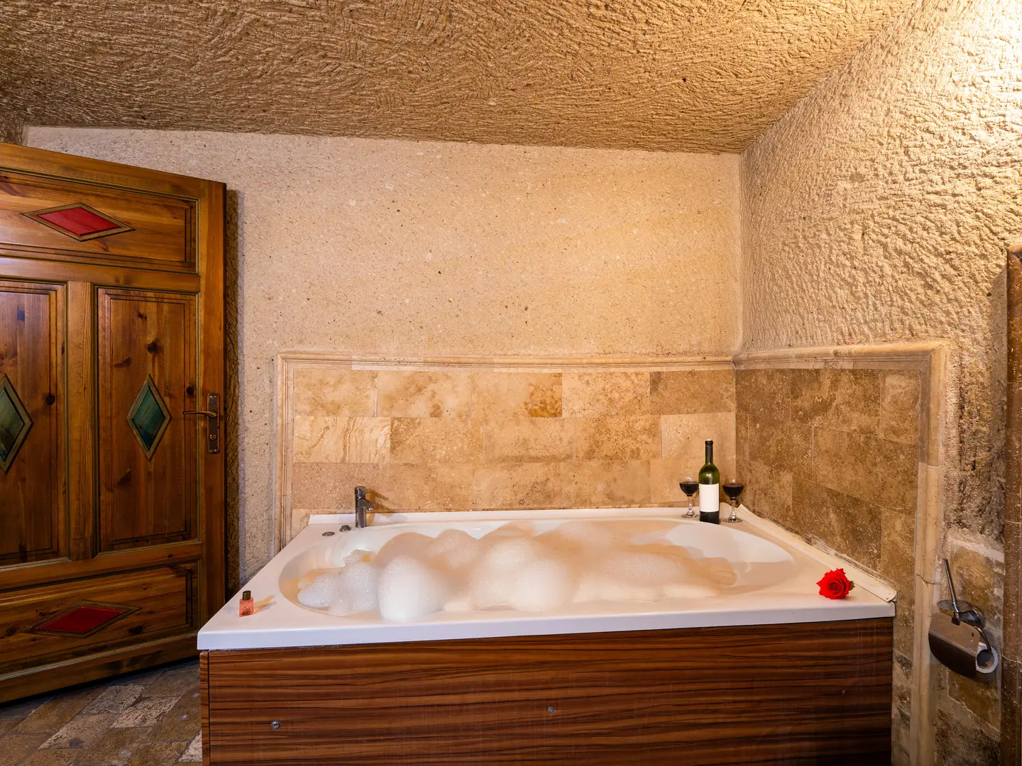 Deluxe Cave Suite — Room 102 (12)