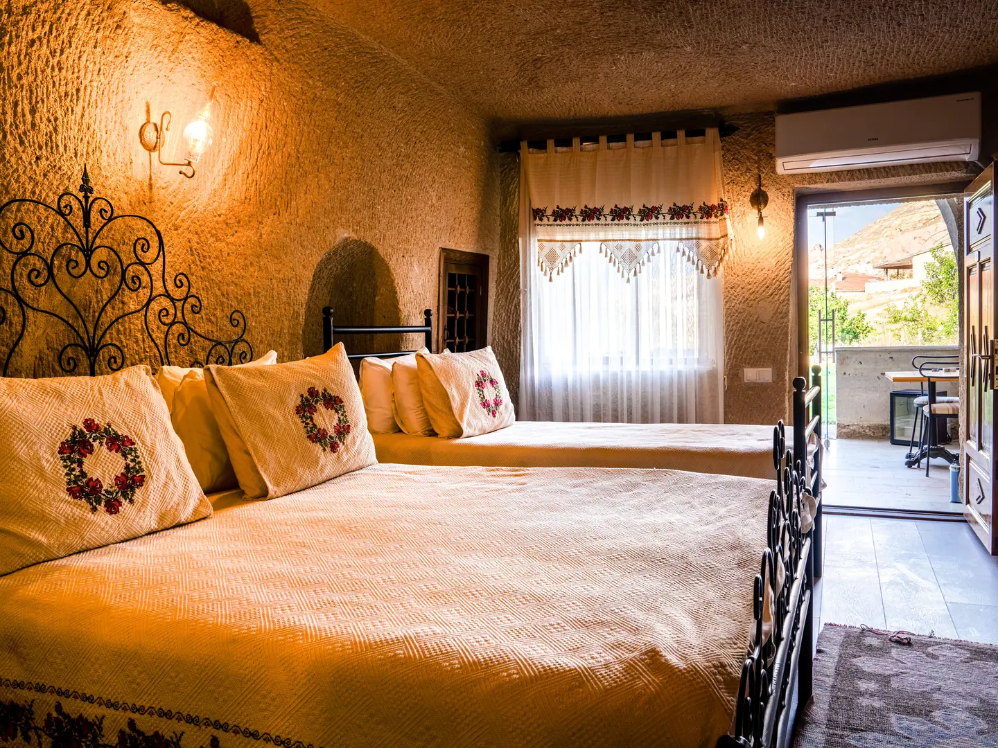 Deluxe Cave Suite — Room 105 (1)