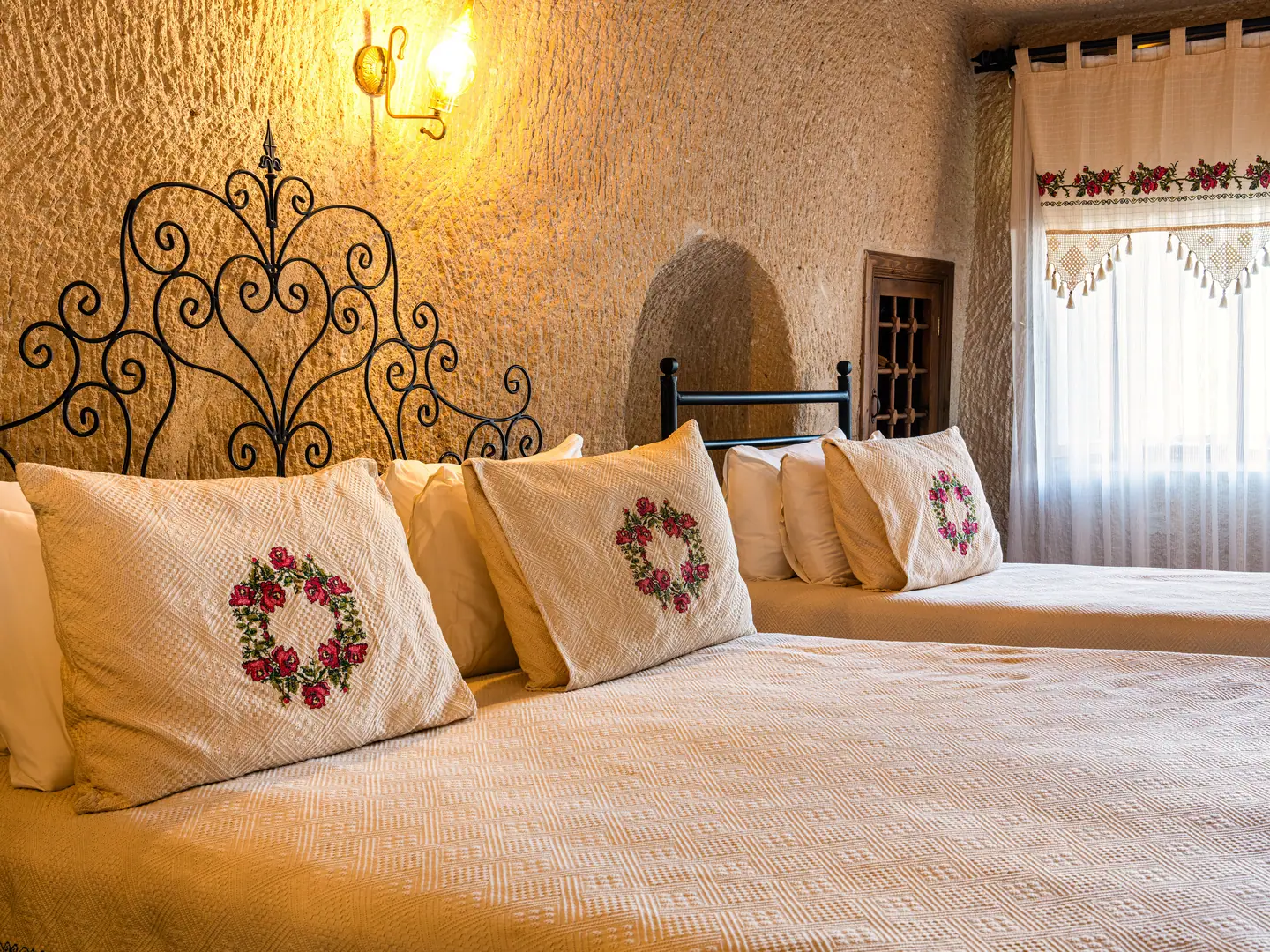 Deluxe Cave Suite — Room 105 (3)