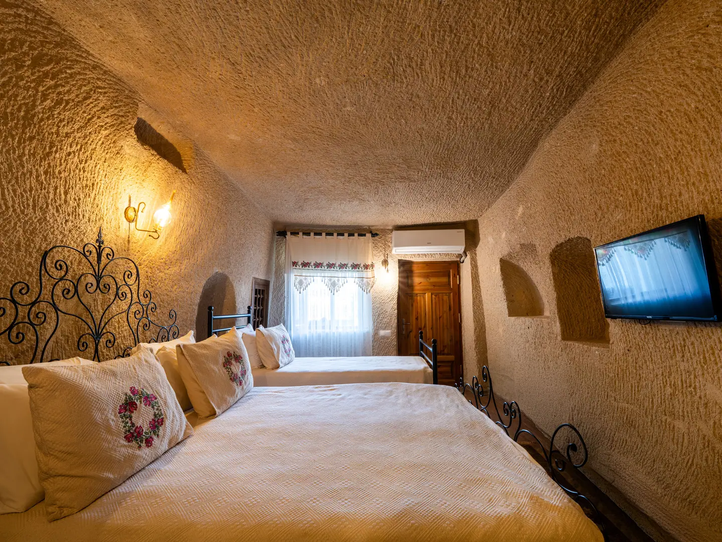 Deluxe Cave Suite — Room 105 (5)