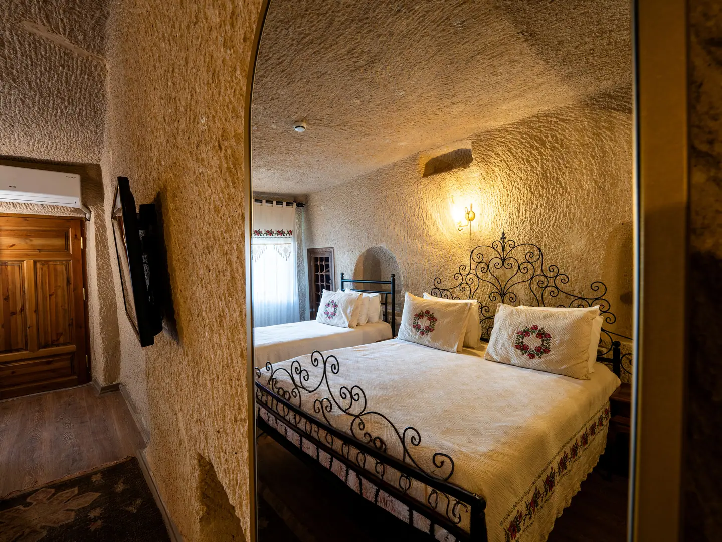 Deluxe Cave Suite — Room 105 (7)