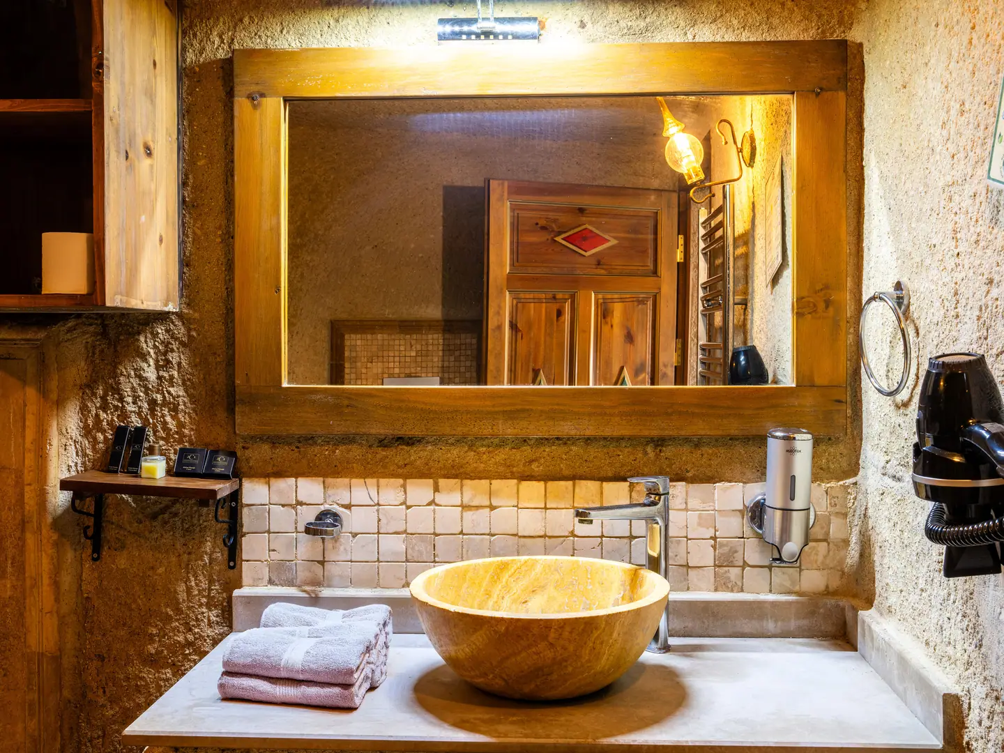 Deluxe Cave Suite — Room 105 (9)