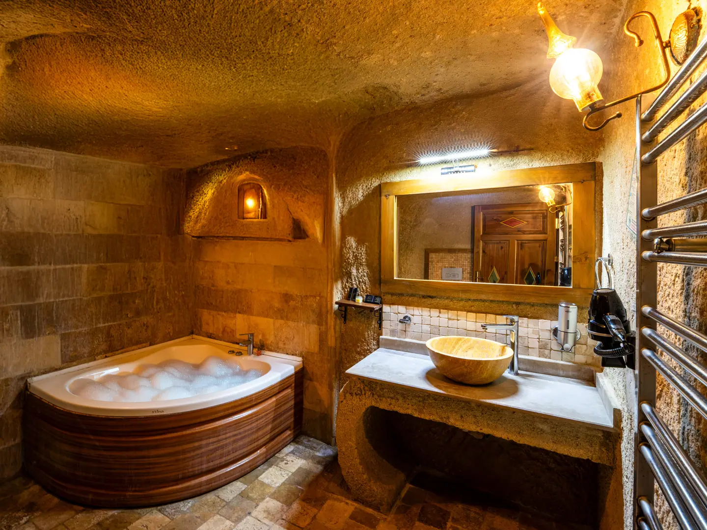 Deluxe Cave Suite — Room 105 (10)