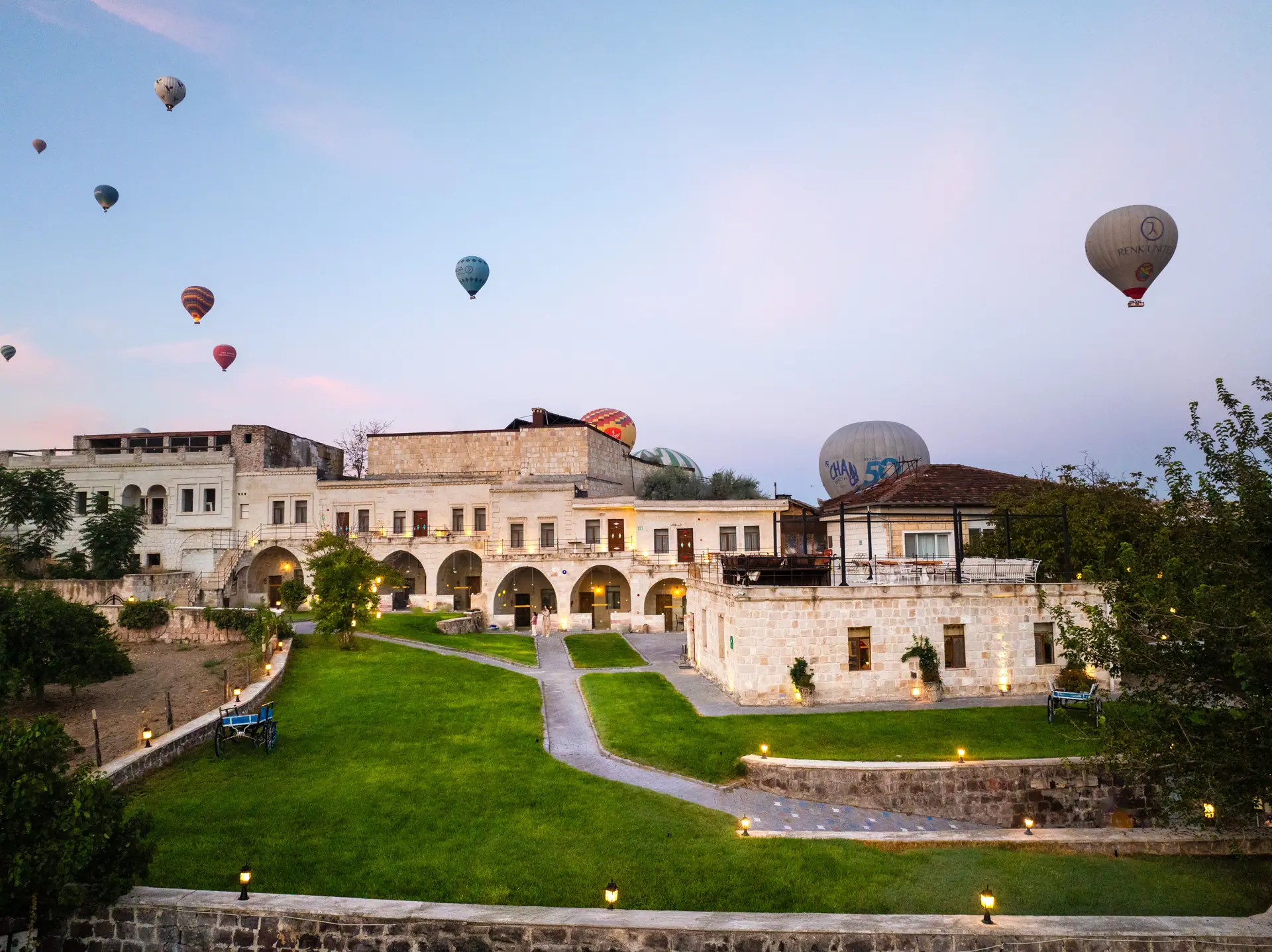 Otel bahçesinin üzerinde balonlar