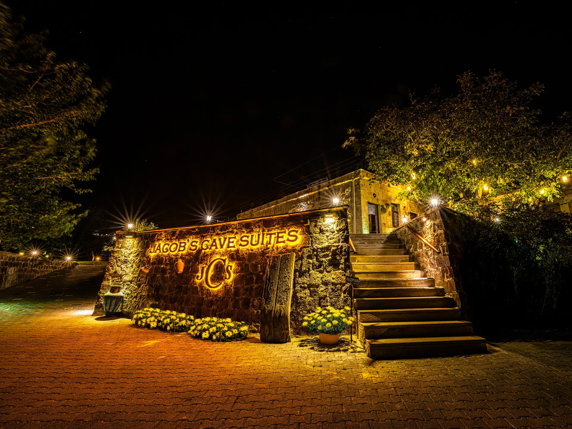 Jacob’s Cave Suites gece dış cephe