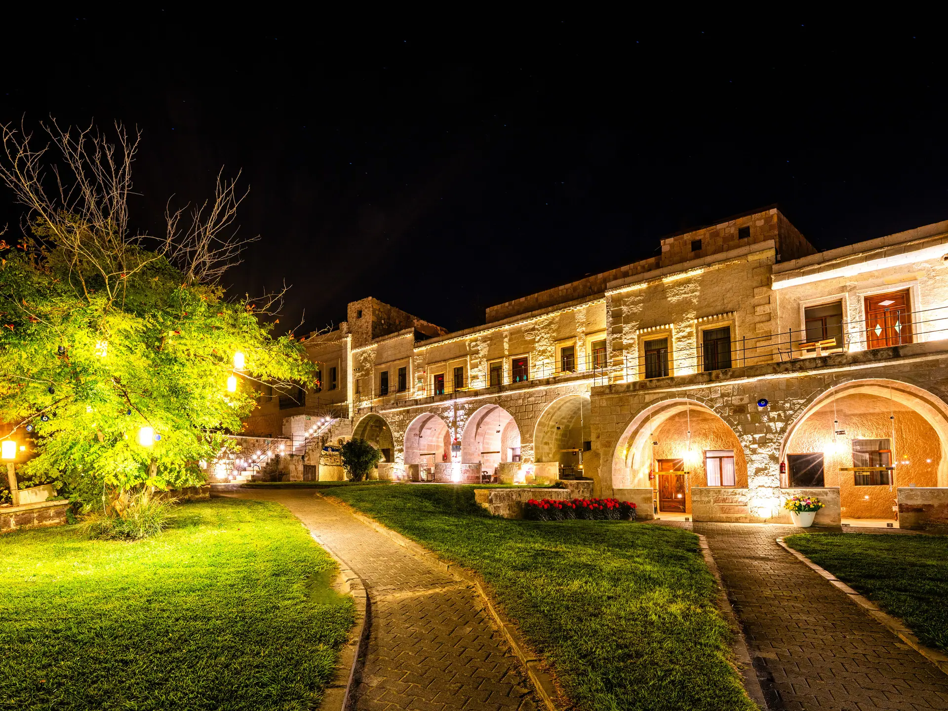 Gece aydınlatmalı otel