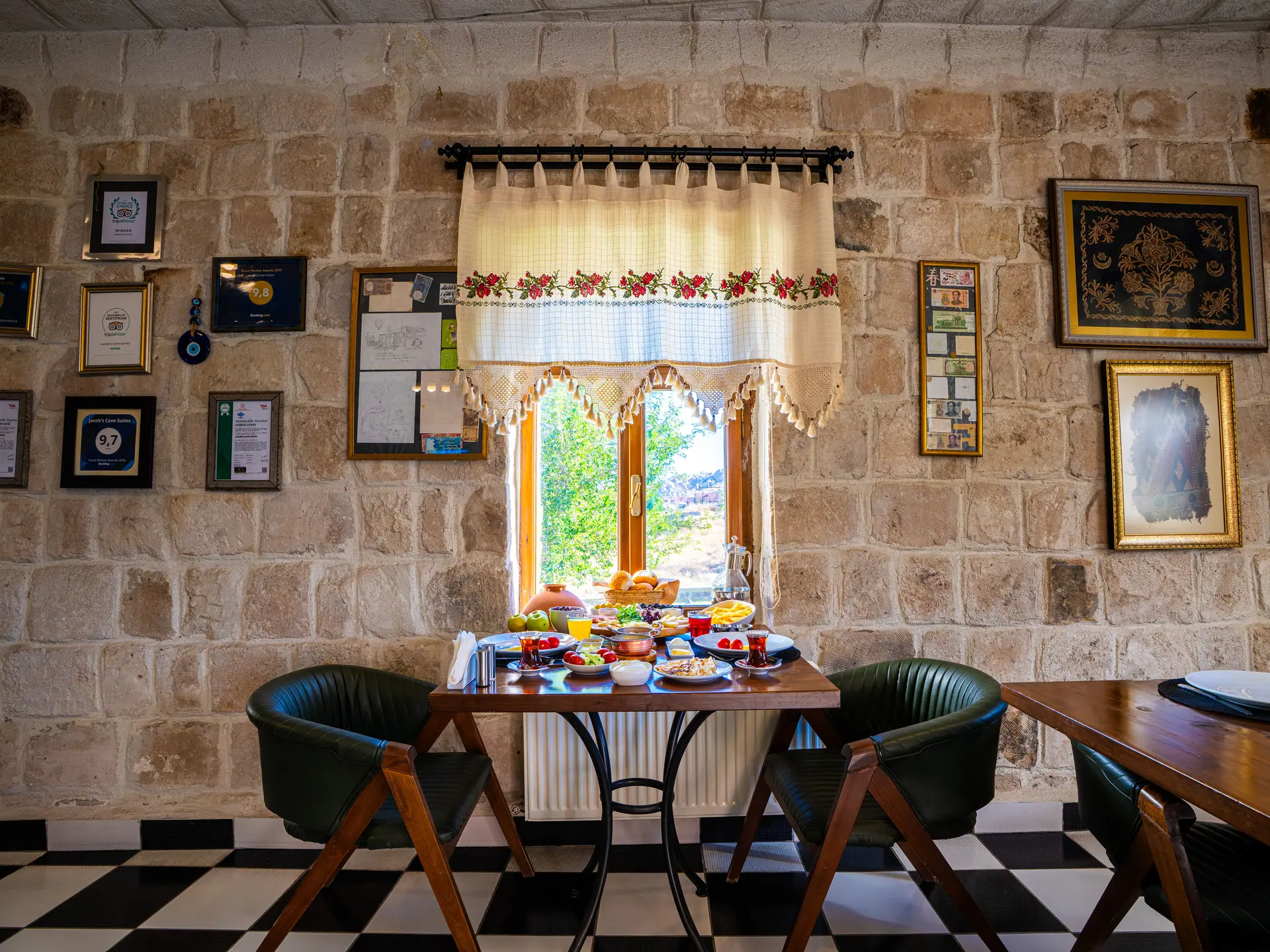 Stone-walled breakfast room