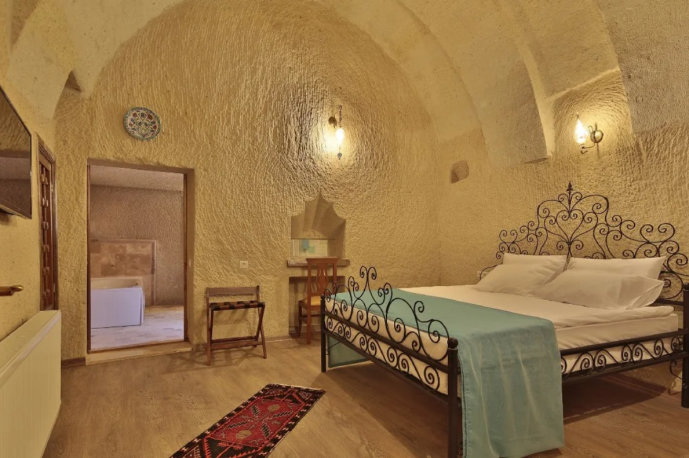 Junior Deluxe Cave Suite — 2