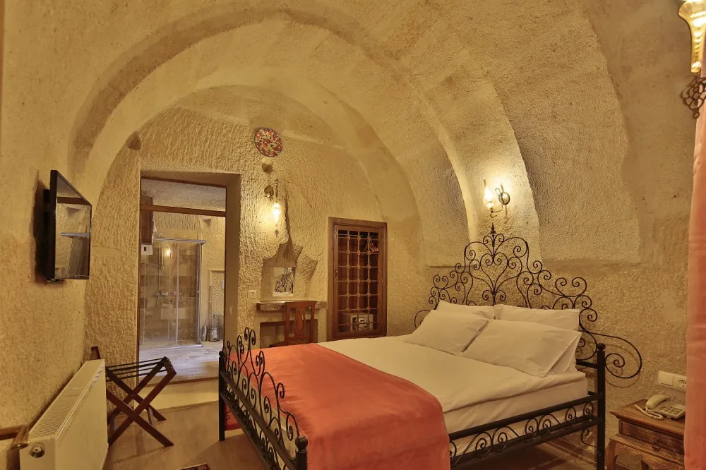Cama de habitación cueva con kilim