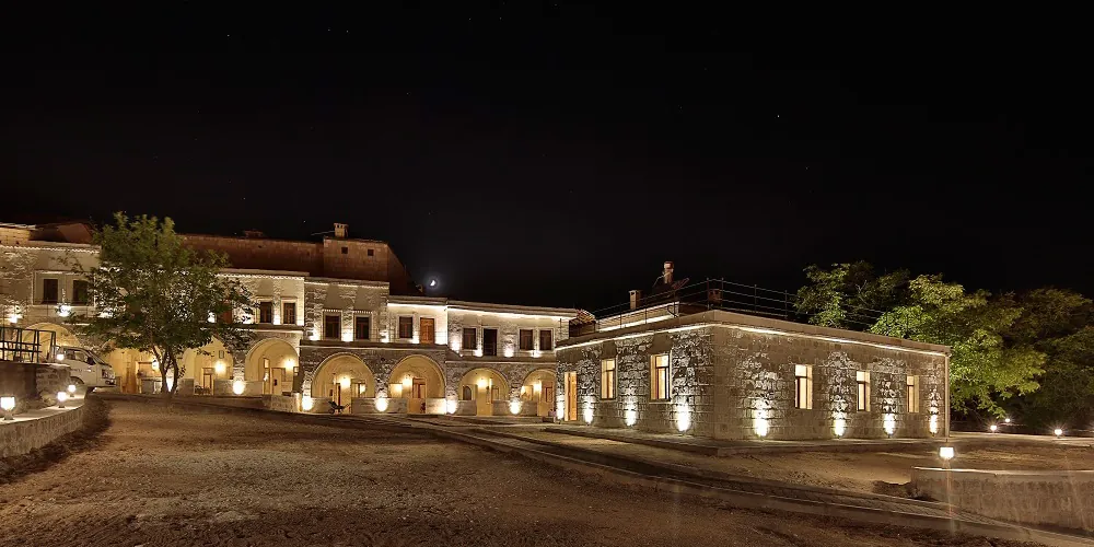 Fachada de Jacob’s Cave Suites de noche